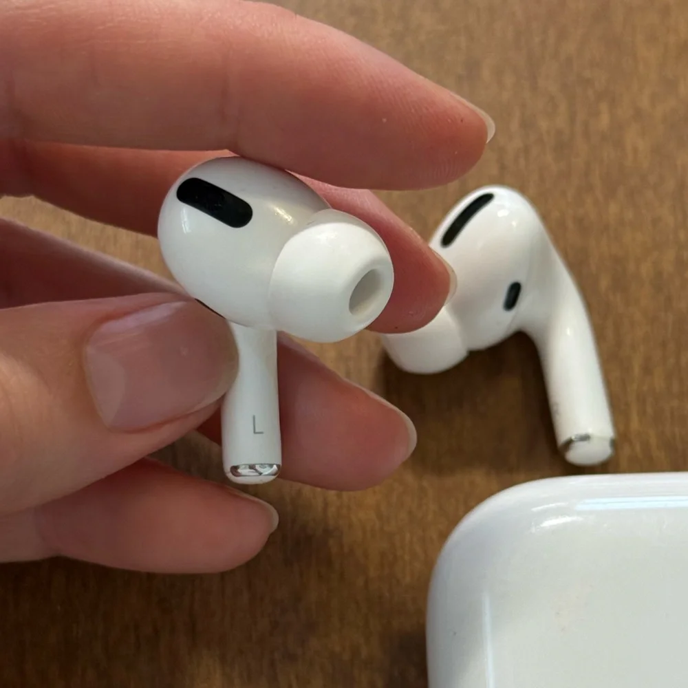 Apple Wireless Earbuds with Charging Case - White